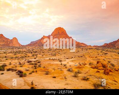 Spitzkoppe, aka Sptizkop - einzigartige Felsformation aus rosa Granit in Damaraland Landschaft, Namibia, Afrika Stockfoto