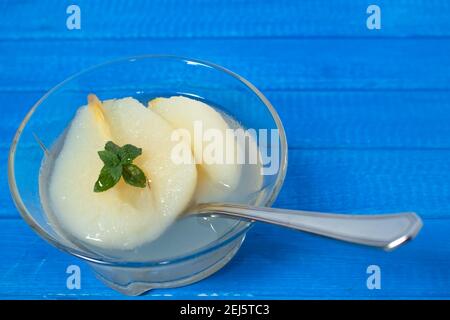 Frische Halbbirnen mit süßem Sirup serviert. Stockfoto