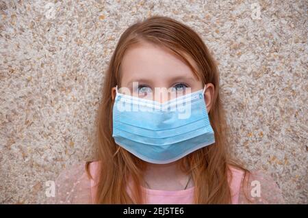 Baby Mädchen in einer medizinischen Maske. Virenschutz Stockfoto