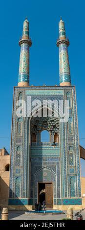 IRAN, YAZD - 22. DEZEMBER 2018. Die große iwan von Jameh Moschee in Yazd. Portal und Minarette. Iran. Stockfoto