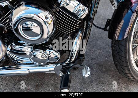 Rechtes Fußpedal mit Bremspedal des Motorrads, Nahaufnahme. Selektiver Fokus. Stockfoto