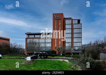 Park West Business Park, eines der Gebäude im Parkwest Business Park in Dublin, Irland. Es befindet sich neben der 8. Schleuse des Canale Grande. Stockfoto