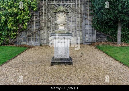 Das Royal Hospital Kilmainham, eine der vielen Skulpturen/Denkmäler in den formalen Gärten des Royal Hospital, Kilmainham, Dublin, Irland. Stockfoto