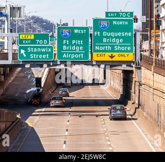 Verkehrszeichen und Straßenschilder auf der Route 376 West im Badewannenbereich der Innenstadt von Pittsburgh, Pennsylvania, USA Stockfoto