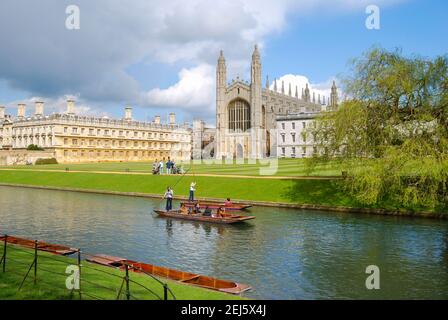 Studenten Stechkahn fahren am Fluss Cam, Kings College, Cambridge, Cambridgeshire, England, Vereinigtes Königreich Stockfoto