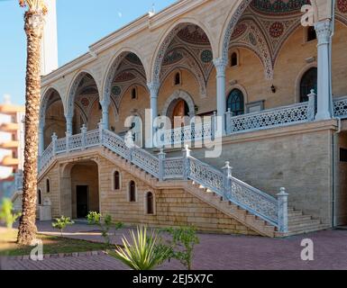 Die Treppe Zur Moschee In Manavgat Mit Der Aufwendigen Kolonnaden Stockfoto