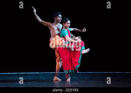 Renjith Babu und Neha Mondal Chakravarty spielen einen Abend von Bharatanatyam im Rahmen des Darbar Festivals in Sadler's Wells London. Bilddatum: Freitag 23rdNovember 2018. Bildnachweis sollte lauten: David Jensen Stockfoto