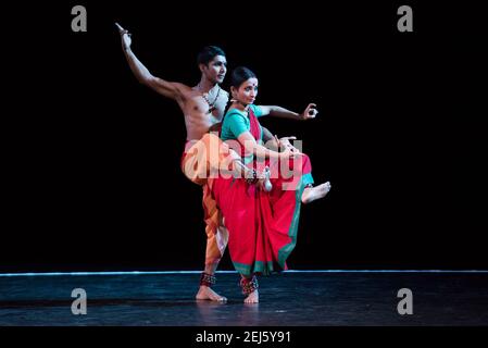 Renjith Babu und Neha Mondal Chakravarty spielen einen Abend von Bharatanatyam im Rahmen des Darbar Festivals in Sadler's Wells London. Bilddatum: Freitag 23rdNovember 2018. Bildnachweis sollte lauten: David Jensen Stockfoto