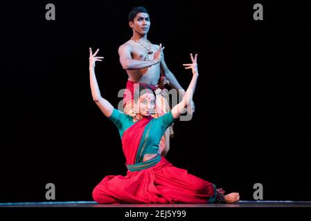 Renjith Babu und Neha Mondal Chakravarty spielen einen Abend von Bharatanatyam im Rahmen des Darbar Festivals in Sadler's Wells London. Bilddatum: Freitag 23rdNovember 2018. Bildnachweis sollte lauten: David Jensen Stockfoto