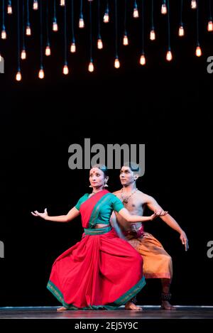 Renjith Babu und Neha Mondal Chakravarty spielen einen Abend von Bharatanatyam im Rahmen des Darbar Festivals in Sadler's Wells London. Bilddatum: Freitag 23rdNovember 2018. Bildnachweis sollte lauten: David Jensen Stockfoto