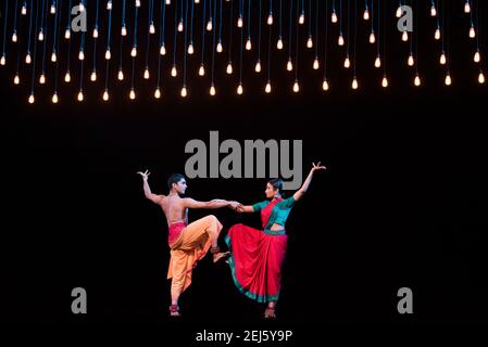 Renjith Babu und Neha Mondal Chakravarty spielen einen Abend von Bharatanatyam im Rahmen des Darbar Festivals in Sadler's Wells London. Bilddatum: Freitag 23rdNovember 2018. Bildnachweis sollte lauten: David Jensen Stockfoto