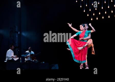 Renjith Babu und Neha Mondal Chakravarty spielen einen Abend von Bharatanatyam im Rahmen des Darbar Festivals in Sadler's Wells London. Bilddatum: Freitag 23rdNovember 2018. Bildnachweis sollte lauten: David Jensen Stockfoto