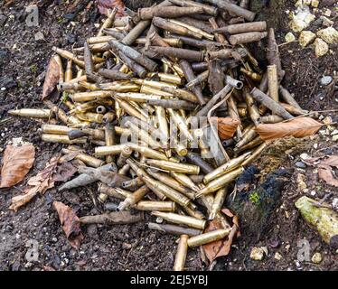 Eine Sammlung von gebrauchten britischen Armee Soldaten Geschosshüllen auf Ein Scharfschützenpunkt nach einer militärischen Übung Stockfoto