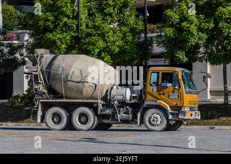 Kota Kinabalu, Sabah, Malaysia: Transportbetonwagen, der vor dem Sabah State Administrative Center arbeitet. Stockfoto