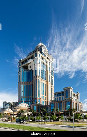 Kota Kinabalu, Sabah, Malaysia: Sabah State Administrative Center, mit Blick auf Likas Bay. Der 33-stöckige Büroturm ist das höchste Gebäude in Borneo Stockfoto
