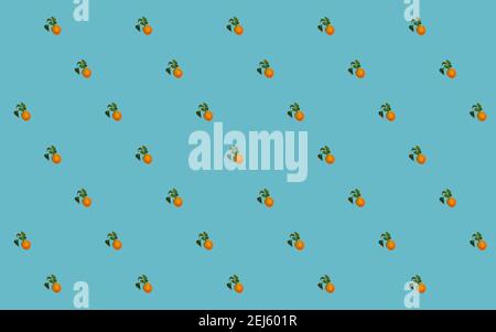 Nahtloses Muster mit Clementinen und grünen Blättern auf blauem Hintergrund. Pop-Art-Design. Banner. Stockfoto