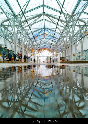 Lodz, Polen - Februar 21 2020 Einhorn Stall Straßenbahnstation in Pfütze reflektiert Stockfoto