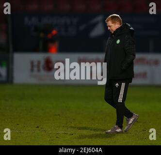 Dingwall, Highlands, Schottland, Großbritannien. 21st. Februar 2021; Global Energy Stadium, Dingwall, Highlands, Schottland; Scottish Premiership Football, Ross County versus Celtic; Celtic Manager Neil Lennon geht nach dem letzten Pfiff mit dem Kopf nach unten über das Spielfeld Credit: Action Plus Sports Images/Alamy Live News Stockfoto