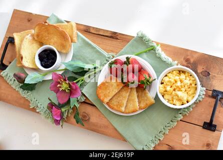 Traditionelles amerikanisches Frühstück auf Tablett für den Brunch im Bett beim Zimmerservice. Kopierraum, Food Photo Konzept, Hintergrund Stockfoto