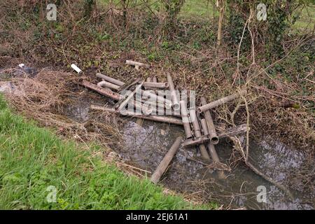 Februar 2021 - Alte Rohre und Rinnen in einem Graben, möglicherweise mit Asbest, Burtle, Somerset, UK Stockfoto