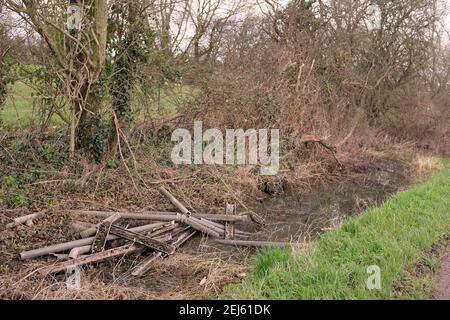 Februar 2021 - Alte Rohre und Rinnen in einem Graben, möglicherweise mit Asbest, Burtle, Somerset, UK Stockfoto