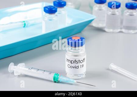 Fläschchen mit Covid-19-Impfstoff, Etikett in deutscher Sprache Stockfoto