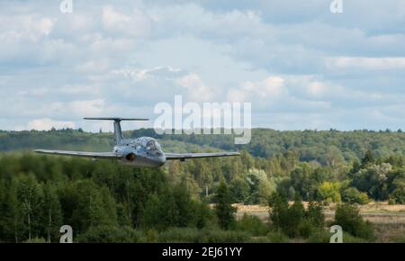 12. September 2020, Kaluga Region, Russland. Das Trainingsflugzeug Aero L-29 Delfin führt einen Trainingsflug auf dem Flugplatz Oreshkovo durch. Stockfoto