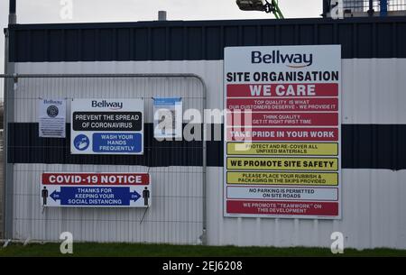 Gesundheits- und Sicherheitshinweise sowie Covid-19-Hinweise auf einer Baustelle in Milton Keynes. Stockfoto