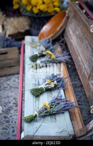 Blumensträuße aus Lavendel auf einer antiken Holzbank auf einem Straßenmarkt, Lavendelfest von Brihuega, Guadalajara, Spanien, selektiver Fokus Stockfoto