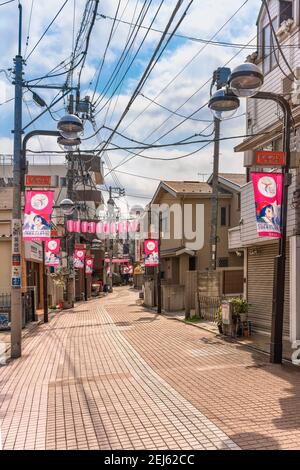 tokyo, japan - april 07 2019: Somei-Ginza Einkaufsstraße geschmückt mit japanischen Papierlaternen und Wimpern am Morgen in der Toshima Station. Stockfoto