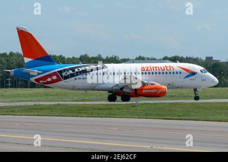 Juli 2019 In Moskau, Russland. Flugzeug Sukhoi Superjet 100 Azimut Airlines am Flughafen Vnukovo in Moskau. Stockfoto