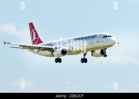 Juli 2019 In Moskau, Russland. Flugzeug Airbus A321-200 Turkish Airlines am Flughafen Vnukovo in Moskau. Stockfoto