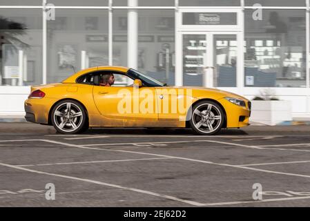 Hellgelber BMW Z4 E89 Roadster Sportwagen in Southend on Sea, Essex, UK, an einem hellen sonnigen Wintertag, während der COVID 19 Sperre, vorbei an Cafe Stockfoto