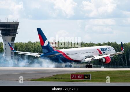 Juli 2019 In Moskau, Russland. Flugzeug Boeing 767-300 Azur Air Airline am Flughafen Vnukovo in Moskau. Stockfoto