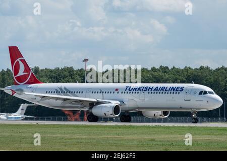 Juli 2019 In Moskau, Russland. Flugzeug Airbus A321-200 Turkish Airlines am Flughafen Vnukovo in Moskau. Stockfoto