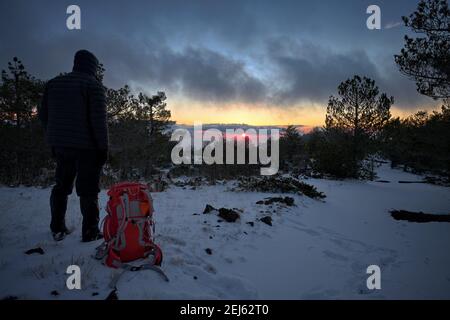 Mann schaut auf den letzten Sonnenuntergang des Jahres 2016 im Winter Ätna Park, Sizilien Stockfoto