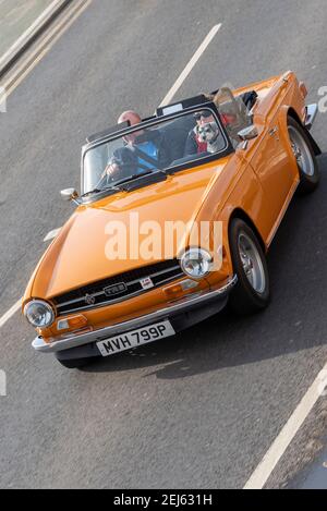 1974 Triumph TR6 Oldtimer in Southend on Sea, Essex, Großbritannien, an einem sonnigen Wintertag. Offenes Auto mit Hund Stockfoto