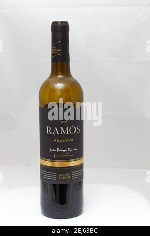 Eine geöffnete Flasche Rotwein aus Portugal auf einem weißen Hintergrund Stockfoto