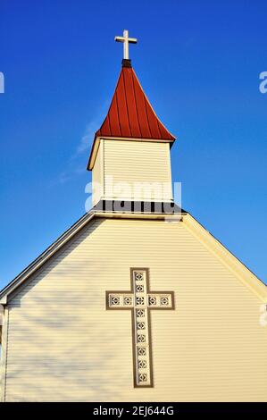 Elgin, Illinois, USA. Eine altehrwürdige Landkirche mit Kreuzen auf beiden Seiten und auf dem Kirchturm. Stockfoto