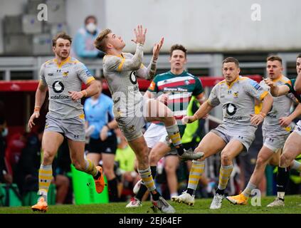 Wesps Fly-Half Charlie Atkinson bereitet sich auf einen hohen Ball während einer Gallagher Premiership Runde 10 Rugby Union Spiel, Freitag, 20. Februar 2021, in Lei zu fangen Stockfoto