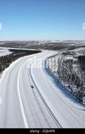 Luftaufnahme der Mackenzie River Ice Road, Northwest Territories, Kanadas westliche Arktis, die jährlich gebaut wird, um Gemeinden im Winter zu verbinden. Stockfoto