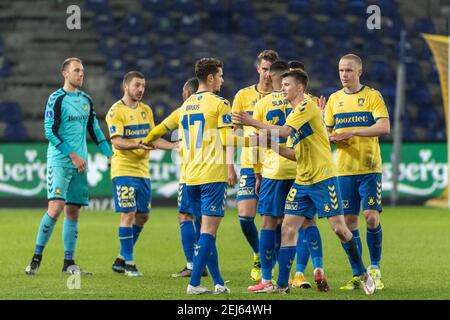 Broendby, Dänemark. Februar 2021, 21st. Die Spieler von Broendby IF gratulieren sich nach dem Superliga-Spiel 3F zwischen Broendby IF und Vejle Boldklub im Broendby Stadion, Broendby, Dänemark. (Foto Kredit: Gonzales Foto/Alamy Live News Stockfoto