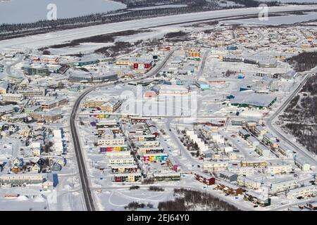 Luftaufnahme von Gebäuden in der Stadt Inuvik, Nordwest-Territorien, Beaufort Delta, Kanadas westliche Arktis. Stockfoto