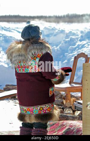 Indigene Frau in traditionellen Parka gekleidet auf Inuviks Muskrat Jamboree Festival im Winter, Nordwest-Territorien, Kanadas westliche Arktis. Stockfoto