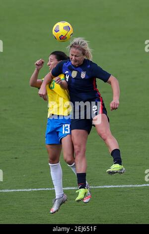 Orlando, Florida, USA . 21. Februar 2021: Der US-Mittelfeldspieler LINDSEY HORAN (9) steigt beim SheBelieves Cup United States gegen Brasilien im Exploria Stadium in Orlando, FL am 21. Februar 2021 gegen den brasilianischen Mittelfeldspieler JÃšLIA (13) an. Quelle: Cory Knowlton/ZUMA Wire/Alamy Live News Stockfoto