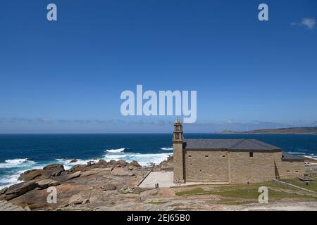 Weite Ansicht der Wallfahrtskirche der Dame von Barca auf Muxia Galicien Küste, camino de Santiago Wahrzeichen Stockfoto
