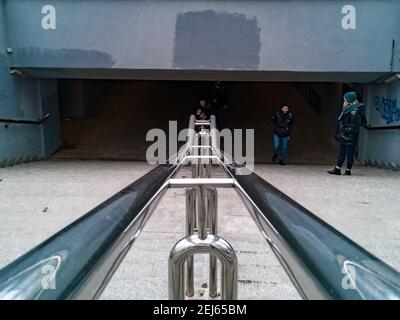 Lodz, Polen - Februar 22 2020 Metallgeländer zur Unterführung mit Treppen an der Seite Stockfoto