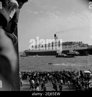 AJAXNETPHOTO. 12TH.MAI 1982. SOUTHAMPTON, ENGLAND. - TRUPPENSCHIFF FÄHRT AB - DER CUNARD-LINER QE2 FÄHRT VOM QUAY IN SOUTHAMPTON, BELADEN MIT TRUPPEN, DIE AUF DIE FALKLAND-INSELN ZUSTEUERN. FOTO: JONATHAN EASTLAND/AJAX REF: 821205 2 13 Stockfoto