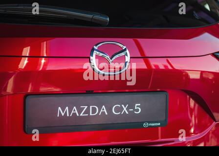 Mazda CX 5 Hintertür mit Markenemblem und Logo auf Nummernschild, Moskau, 18 Feb 2021 Stockfoto