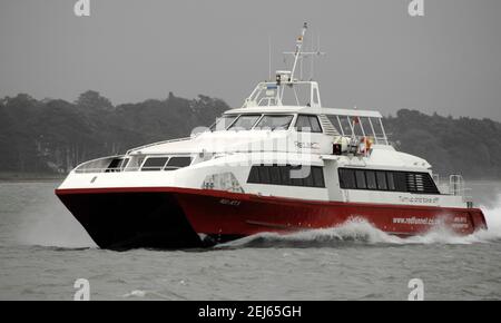 AJAXNETPHOTO. September 2010, 14th. SOITHAMPTON, ENGLAND. - RED TRICHTER SCHNELL CAT PASSAGIERFÄHRE ROT JET 5 NACH INNEN VON COWES. FOTO: JONATHAN EASTLAND/AJAX REF: DX1409 754 Stockfoto